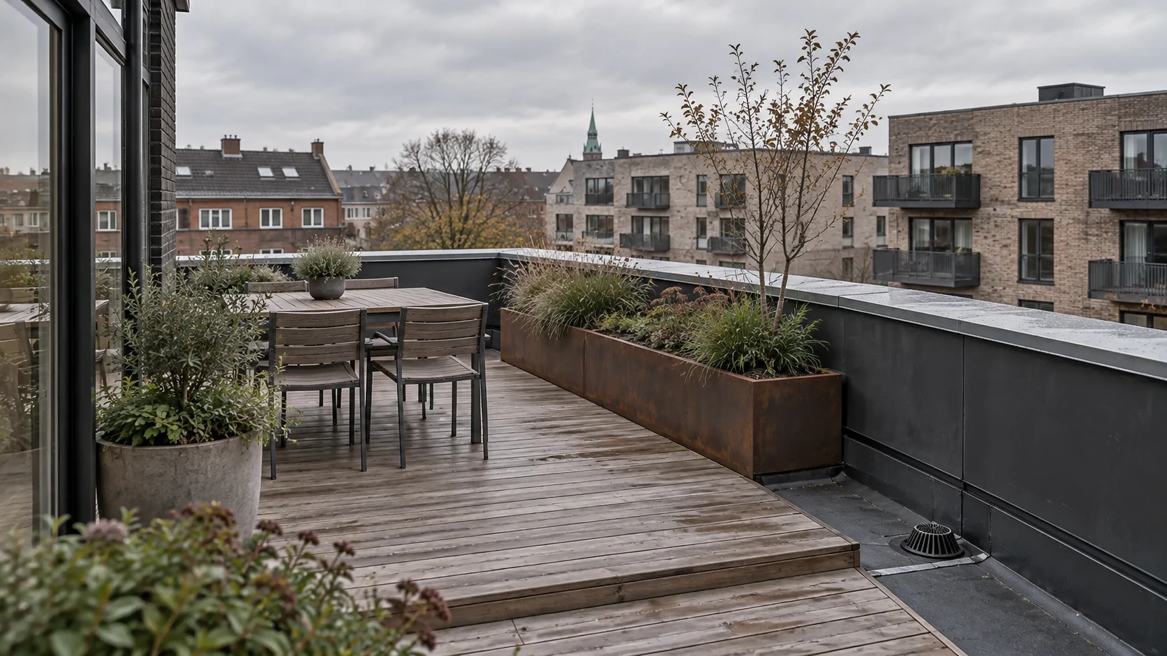 Moderne tagterrasse med beplantning og synlige tagdetaljer
